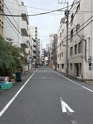お盆の静かな朝の街並み