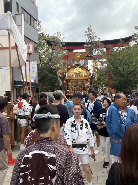 担ぎ手と金色の神輿