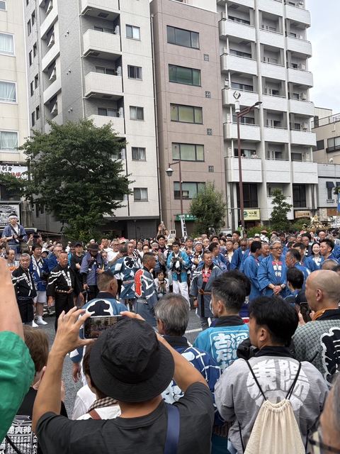 祭りの賑わいと観客