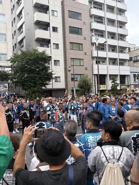 祭りの賑わいと観客