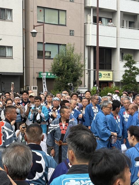 通りを進む神輿の行列