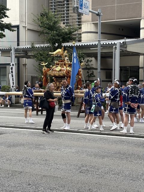 神輿の前で記念撮影する家族