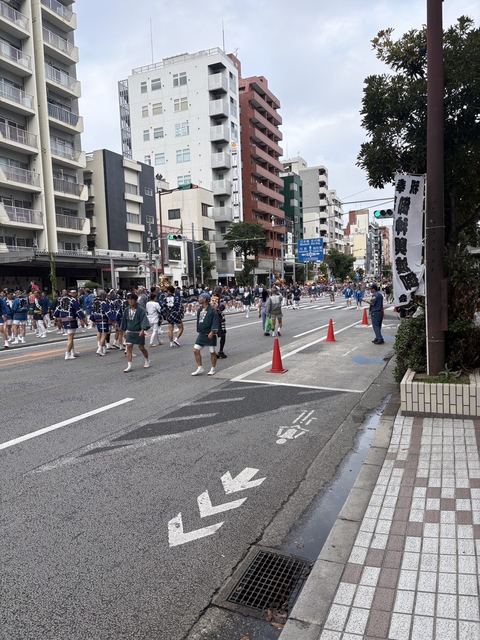 交差点を渡る神輿の行列