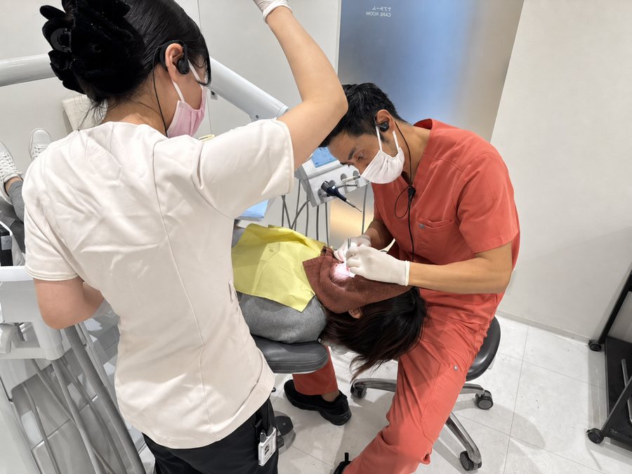 メンテナンス時に歯科医師が口腔内をチェックする様子 - 宇宙歯科クリニック
