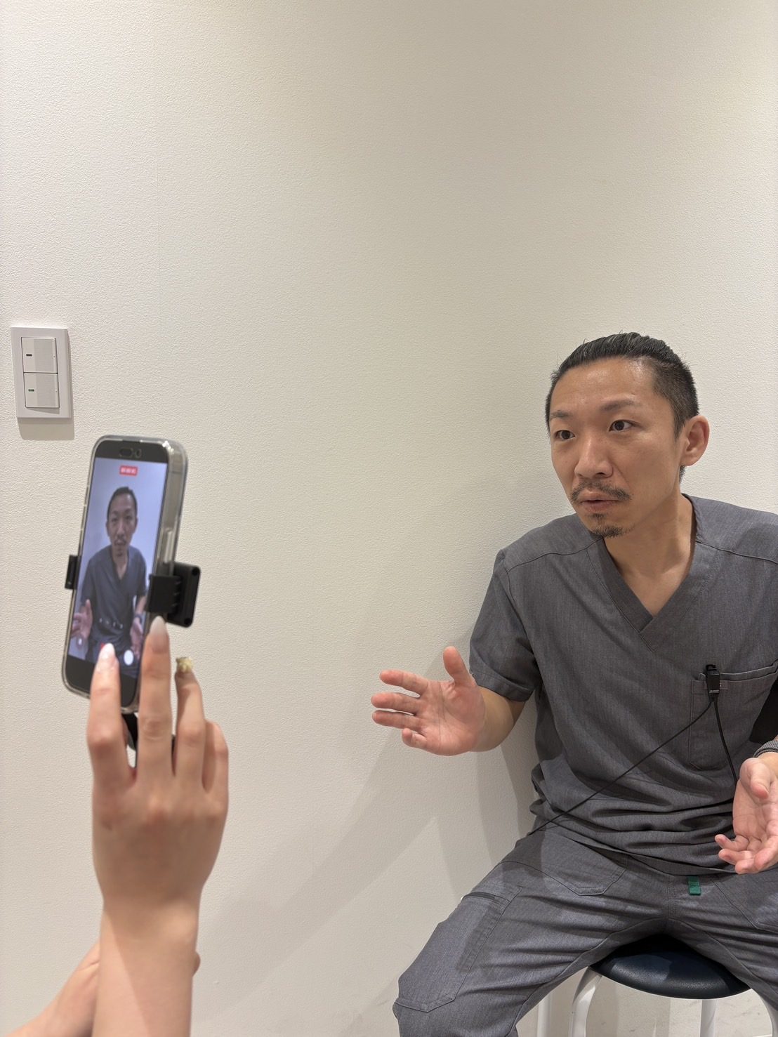 YouTube用の動画を撮影する院長