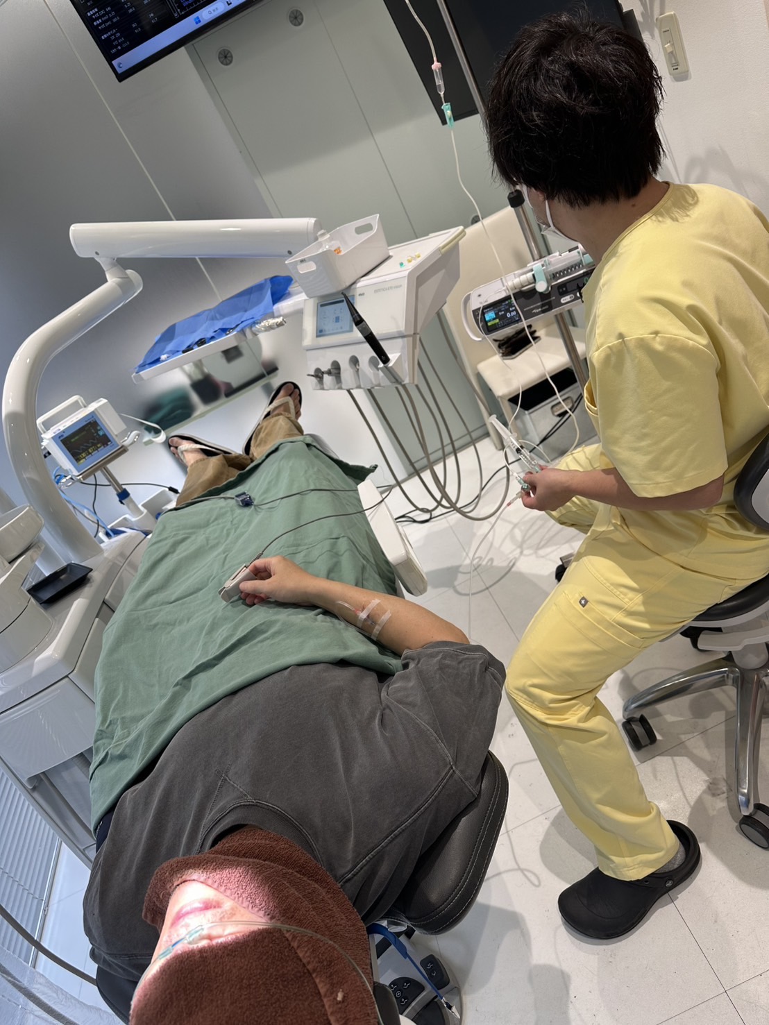 静脈内鎮静法による診療の様子